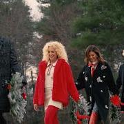 The lyrics SANTA CLAUS IS BACK IN TOWN of LITTLE BIG TOWN is also present in the album The christmas record (2024)