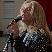 A complicated woman A complicated woman