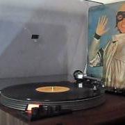 The lyrics YELLOW COAT of JOAN BAEZ is also present in the album Blowin' away (1977)